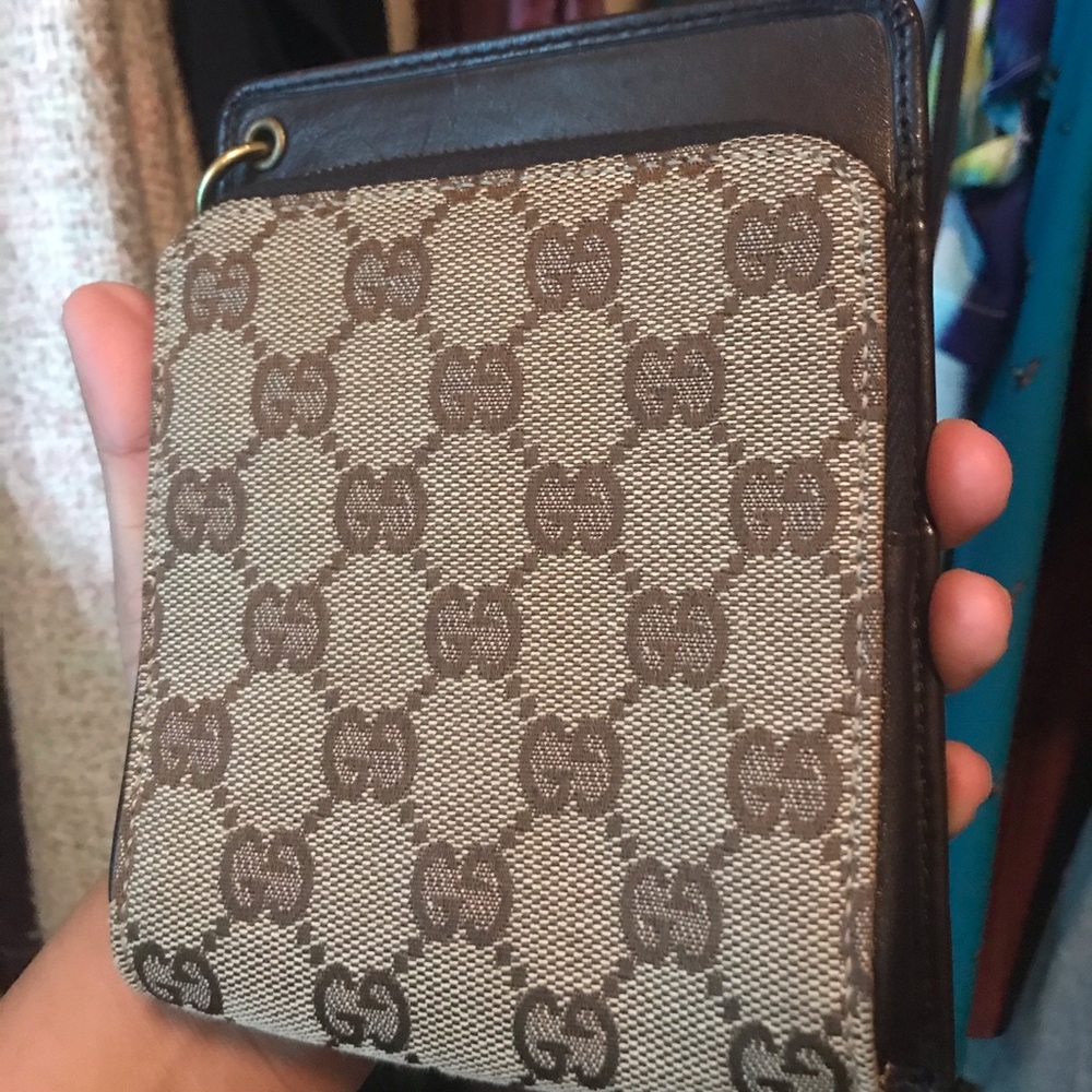 SOLD🎁Gucci Crossbody-SMALL 5x5 inch area to close